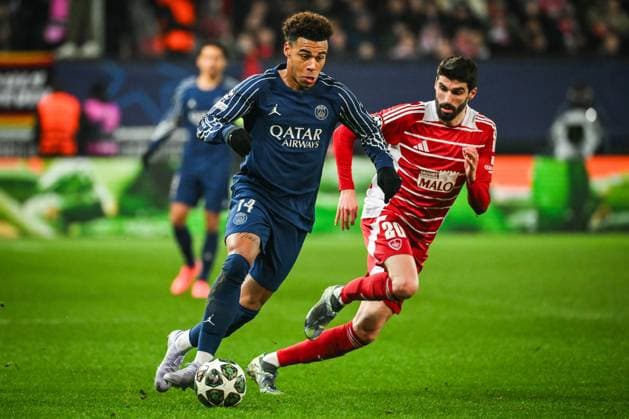 February 11, 2025, Guingamp, France, France: Desire DOUE of PSG and Pierre LEES-MELOU of Brest during the UEFA Champions League match between Stade Brestois (Brest) Paris Saint-Germain (PSG) at Roudourou Stadium on February 11, 2025 in Guingamp, France. Guingamp France - ZUMAm308 20250211_zsp_m308_004 Copyright: xMatthieuxMirvillex