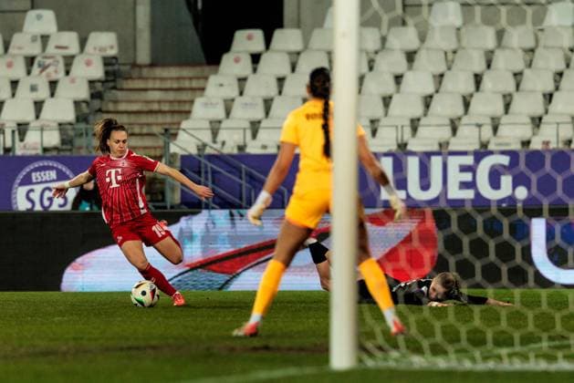 GOOGLE PIXEL Frauen Bundesliga, SGS Essen - 1. FC Köln; 11.02.2025 Dora Zeller (1. FC Köln, 19) schießt, Sophia Winkler (SGS Essen, 1) GOOGLE PIXEL Frauen Bundesliga, SGS Essen - 1. FC Köln, Essen, Stadion an der Hafenstrasse am 11.02.2025 DFB REGULATIONS PROHIBIT ANY USE OF PHOTOGRAPHS AS IMAGE SEQUENCES AND OR QUASI-VIDEO. Copyright: xBEAUTIFULxSPORTS Wunderlx