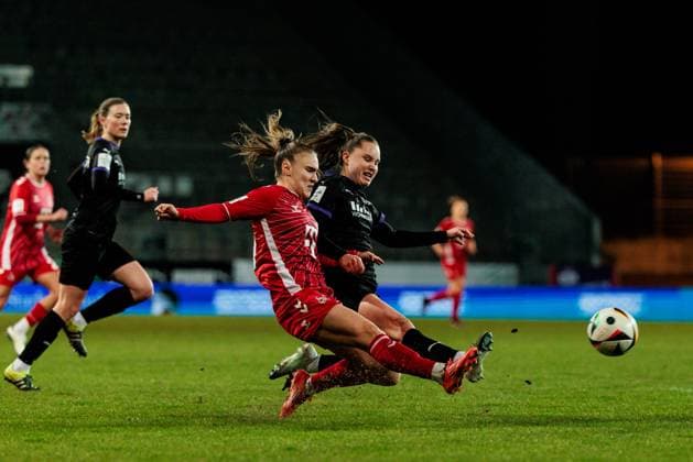 GOOGLE PIXEL Frauen Bundesliga, SGS Essen - 1. FC Köln; 11.02.2025 Zweikampf Alena Bienz (1. FC Köln, 11), Lilli Purtscheller (SGS Essen, 7) GOOGLE PIXEL Frauen Bundesliga, SGS Essen - 1. FC Köln, Essen, Stadion an der Hafenstrasse am 11.02.2025 DFB REGULATIONS PROHIBIT ANY USE OF PHOTOGRAPHS AS IMAGE SEQUENCES AND OR QUASI-VIDEO. Copyright: xBEAUTIFULxSPORTS Wunderlx