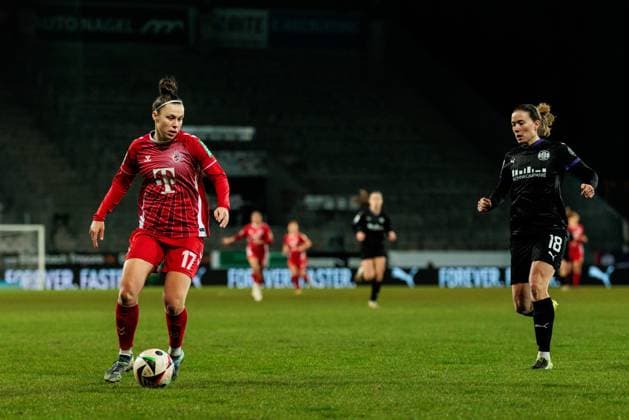 GOOGLE PIXEL Frauen Bundesliga, SGS Essen - 1. FC Köln; 11.02.2025 Nicole Billa (1. FC Köln, 17) am Ball, Lena Ostermeier (SGS Essen, 18) GOOGLE PIXEL Frauen Bundesliga, SGS Essen - 1. FC Köln, Essen, Stadion an der Hafenstrasse am 11.02.2025 DFB REGULATIONS PROHIBIT ANY USE OF PHOTOGRAPHS AS IMAGE SEQUENCES AND OR QUASI-VIDEO. Copyright: xBEAUTIFULxSPORTS Wunderlx