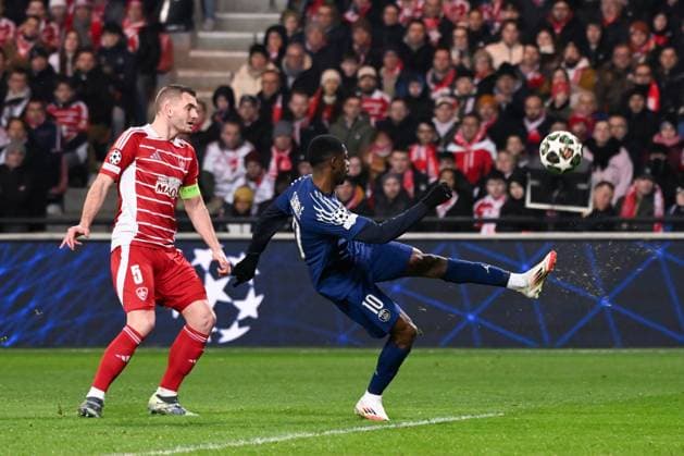 FOOTBALL : Brest vs PSG - Ligue des Champions - 11 02 2025 Ousmane DEMBELE ( 10 - PSG ) and CHARDONNET Brendan ( 5 - Brest ) during the UEFA Champions League match between Stade Brestois 29 and Paris Saint Germain at Stade de Roudourou on February 11, 2025 in Guingamp, France. ( Photo by Dante Badano PsnewZ ) - GuingampFrance  Copyright: xDantexBadanox