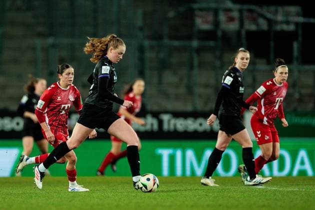 GOOGLE PIXEL Frauen Bundesliga, SGS Essen - 1. FC Köln; 11.02.2025 Laura Pucks (SGS Essen, 15) am Ball GOOGLE PIXEL Frauen Bundesliga, SGS Essen - 1. FC Köln, Essen, Stadion an der Hafenstrasse am 11.02.2025 DFB REGULATIONS PROHIBIT ANY USE OF PHOTOGRAPHS AS IMAGE SEQUENCES AND OR QUASI-VIDEO. Copyright: xBEAUTIFULxSPORTS Wunderlx