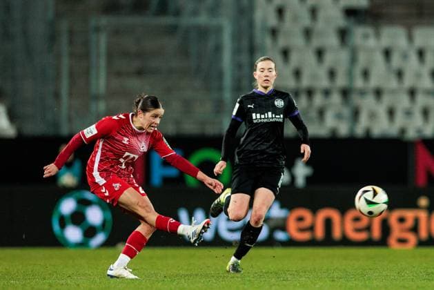 GOOGLE PIXEL Frauen Bundesliga, SGS Essen - 1. FC Köln; 11.02.2025 Zweikampf Laura Feiersinger (1. FC Köln, 27), Lena Ostermeier (SGS Essen, 18) GOOGLE PIXEL Frauen Bundesliga, SGS Essen - 1. FC Köln, Essen, Stadion an der Hafenstrasse am 11.02.2025 DFB REGULATIONS PROHIBIT ANY USE OF PHOTOGRAPHS AS IMAGE SEQUENCES AND OR QUASI-VIDEO. Copyright: xBEAUTIFULxSPORTS Wunderlx