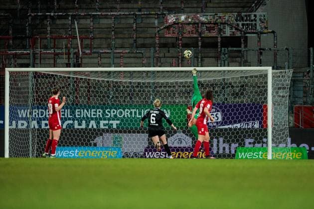 GOOGLE PIXEL Frauen Bundesliga, SGS Essen - 1. FC Köln; 11.02.2025 Aurora Mikalsen (1. FC Köln, 23) lenkt einen Torschuss über die Latte GOOGLE PIXEL Frauen Bundesliga, SGS Essen - 1. FC Köln, Essen, Stadion an der Hafenstrasse am 11.02.2025 DFB REGULATIONS PROHIBIT ANY USE OF PHOTOGRAPHS AS IMAGE SEQUENCES AND OR QUASI-VIDEO. Copyright: xBEAUTIFULxSPORTS Wunderlx