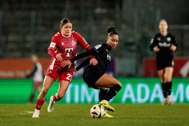 GOOGLE PIXEL Frauen Bundesliga, SGS Essen - 1. FC Köln; 11.02.2025 Zweikampf Laura Feiersinger (1. FC Köln, 27), Vanessa Fürst (SGS Essen, 8) GOOGLE PIXEL Frauen Bundesliga, SGS Essen - 1. FC Köln, Essen, Stadion an der Hafenstrasse am 11.02.2025 DFB REGULATIONS PROHIBIT ANY USE OF PHOTOGRAPHS AS IMAGE SEQUENCES AND OR QUASI-VIDEO. Copyright: xBEAUTIFULxSPORTS Wunderlx