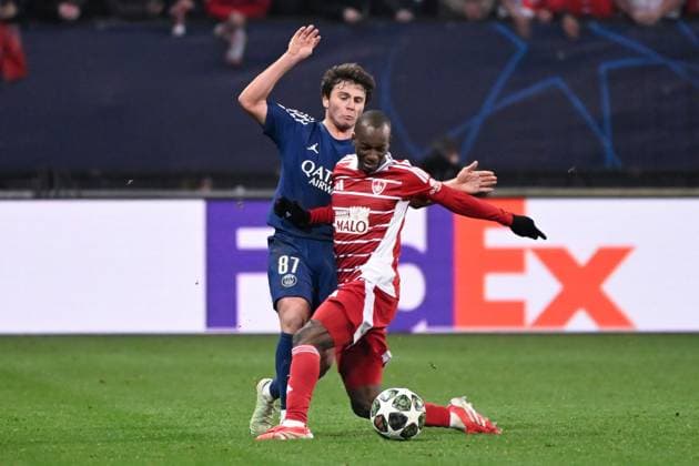 FOOTBALL : Brest vs PSG - Ligue des Champions - 11 02 2025 Joao Pedro Goncalves Neves ( 87 - PSG ) and Kamory Doumbia ( 9 - Brest ) during the UEFA Champions League match between Stade Brestois 29 and Paris Saint Germain at Stade de Roudourou on February 11, 2025 in Guingamp, France. ( Photo by Dante Badano PsnewZ ) - GuingampFrance  Copyright: xDantexBadanox