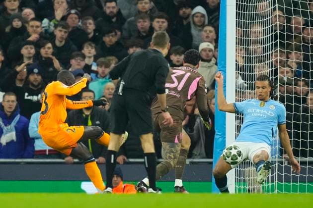 Manchester City v Real Madrid C.F. - UEFA Champions League 2024 25 League Knockout Play-off First Leg Ferland Mendy left-back of Real Madrid and France shooting to goal and Nathan Ake centre-back of Manchester City and Netherlands makes a save during the UEFA Champions League 2024 25 League Knockout Play-off first leg match between Manchester City and Real Madrid C.F. at Manchester City Stadium on February 11, 2025 in Manchester, United Kingdom. Manchester England United Kingdom  Copyright: xJosexBretonx originalFilename:bretonhernandez-manchest250211_npNmL.jpg