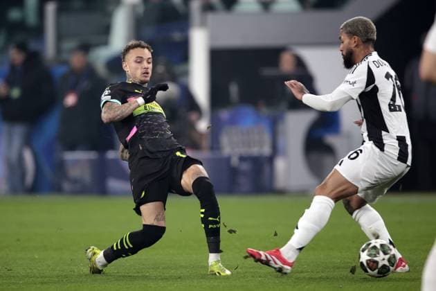 TURINE - (l-r) Noa Lang of PSV Eindhoven, Douglas Luiz of Juventus FC during the UEFA Champions league playoff match between Juventus FC and PSV Eindhoven at Allianz stadium on Feb. 11, 2025 in Turin, Italy. ANP JEROEN PUTMANS UEFA Champions League 2024 25 League Knockout Play-off First Leg 2024 25 xVIxANPxSportx xxANPxIVx 519724418 originalFilename: 519724418.jpg
