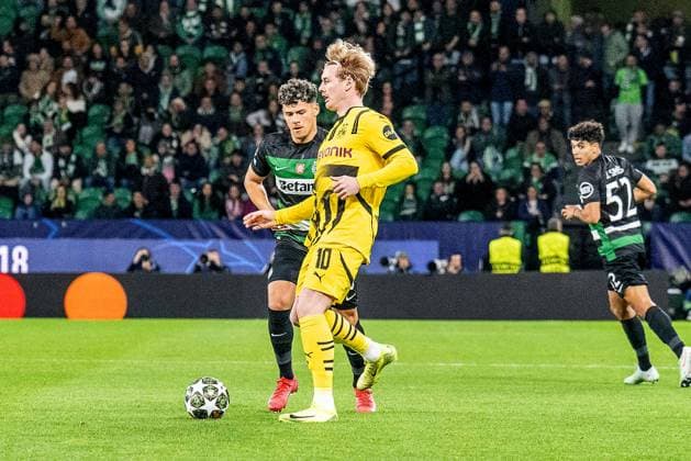 11.02.2025, Fussball: UEFA Champions League, Saison 2024 2025, Play Offs, Hinspiel, Sporting CP Lissabon - Borussia Dortmuna im Estadio Jose Alvalade in Lissabon. Dortmunds Julian Brandt läuft mit dem Ball am Fuß. Foto: Kirchner-Media Thomas Haesler Copyright: xKirchner-Media ThomasxHaeslerx