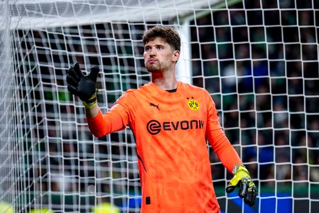 11.02.2025, Fussball: UEFA Champions League, Saison 2024 2025, Play Offs, Hinspiel, Sporting CP Lissabon - Borussia Dortmuna im Estadio Jose Alvalade in Lissabon. Dortmunds Torwart Gregor Kobel reagiert. Foto: Kirchner-Media Thomas Haesler WICHTIGER HINWEIS: Gemäß den Vorgaben der UEFA ist es untersagt, in dem Stadion und oder vom Spiel angefertigte Fotoaufnahmen in Form von Sequenzbildern und oder videoähnlichen Fotostrecken zu verwerten bzw. verwerten zu lassen. Copyright: xKirchner-Media ThomasxHaeslerx