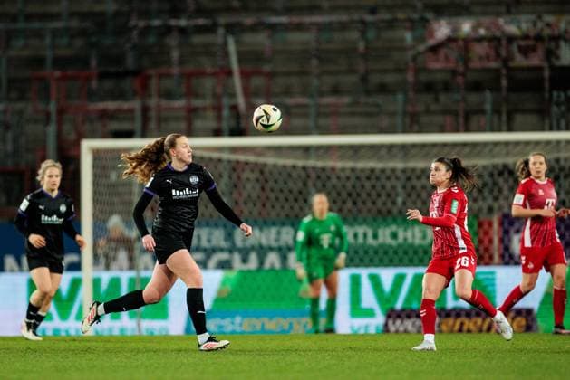 GOOGLE PIXEL Frauen Bundesliga, SGS Essen - 1. FC Köln; 11.02.2025 Zweikampf Laura Pucks (SGS Essen, 15), Martyna Wiankowska (1. FC Köln, 26) GOOGLE PIXEL Frauen Bundesliga, SGS Essen - 1. FC Köln, Essen, Stadion an der Hafenstrasse am 11.02.2025 DFB REGULATIONS PROHIBIT ANY USE OF PHOTOGRAPHS AS IMAGE SEQUENCES AND OR QUASI-VIDEO. Copyright: xBEAUTIFULxSPORTS Wunderlx