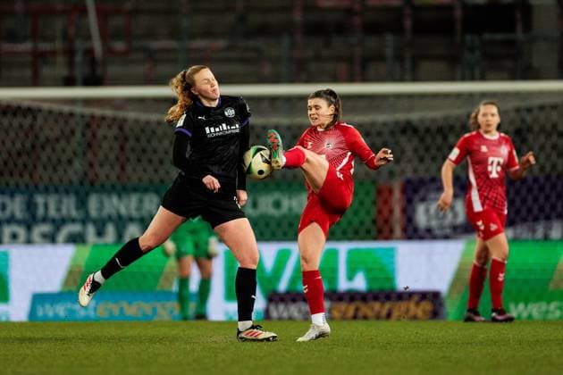 GOOGLE PIXEL Frauen Bundesliga, SGS Essen - 1. FC Köln; 11.02.2025 Zweikampf Laura Pucks (SGS Essen, 15), Martyna Wiankowska (1. FC Köln, 26) GOOGLE PIXEL Frauen Bundesliga, SGS Essen - 1. FC Köln, Essen, Stadion an der Hafenstrasse am 11.02.2025 DFB REGULATIONS PROHIBIT ANY USE OF PHOTOGRAPHS AS IMAGE SEQUENCES AND OR QUASI-VIDEO. Copyright: xBEAUTIFULxSPORTS Wunderlx