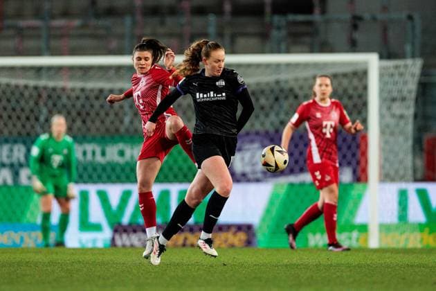 GOOGLE PIXEL Frauen Bundesliga, SGS Essen - 1. FC Köln; 11.02.2025 Zweikampf Laura Pucks (SGS Essen, 15), Martyna Wiankowska (1. FC Köln, 26) GOOGLE PIXEL Frauen Bundesliga, SGS Essen - 1. FC Köln, Essen, Stadion an der Hafenstrasse am 11.02.2025 DFB REGULATIONS PROHIBIT ANY USE OF PHOTOGRAPHS AS IMAGE SEQUENCES AND OR QUASI-VIDEO. Copyright: xBEAUTIFULxSPORTS Wunderlx
