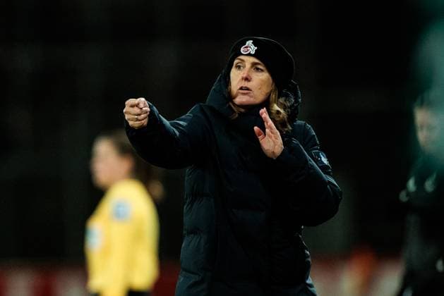 GOOGLE PIXEL Frauen Bundesliga, SGS Essen - 1. FC Köln; 11.02.2025 Britta Carlson (Trainerin 1. FC Köln) gestikuliert GOOGLE PIXEL Frauen Bundesliga, SGS Essen - 1. FC Köln, Essen, Stadion an der Hafenstrasse am 11.02.2025 DFB REGULATIONS PROHIBIT ANY USE OF PHOTOGRAPHS AS IMAGE SEQUENCES AND OR QUASI-VIDEO. Copyright: xBEAUTIFULxSPORTS Wunderlx