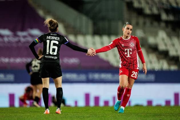 Sport Bilder des Tages GOOGLE PIXEL Frauen Bundesliga, SGS Essen - 1. FC Köln; 11.02.2025 Jacqueline Meißner (SGS Essen, 16) und Vanessa Leimenstoll (1. FC Köln, 29) klatschen nach der Punkteteilung ab - Unentschieden GOOGLE PIXEL Frauen Bundesliga, SGS Essen - 1. FC Köln, Essen, Stadion an der Hafenstrasse am 11.02.2025 DFB REGULATIONS PROHIBIT ANY USE OF PHOTOGRAPHS AS IMAGE SEQUENCES AND OR QUASI-VIDEO. Copyright: xBEAUTIFULxSPORTS Wunderlx