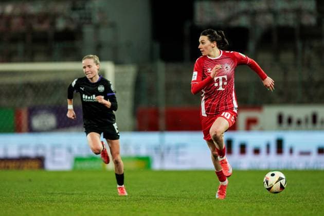 GOOGLE PIXEL Frauen Bundesliga, SGS Essen - 1. FC Köln; 11.02.2025 Amelie Delabre (1. FC Köln, 10) am Ball GOOGLE PIXEL Frauen Bundesliga, SGS Essen - 1. FC Köln, Essen, Stadion an der Hafenstrasse am 11.02.2025 DFB REGULATIONS PROHIBIT ANY USE OF PHOTOGRAPHS AS IMAGE SEQUENCES AND OR QUASI-VIDEO. Copyright: xBEAUTIFULxSPORTS Wunderlx