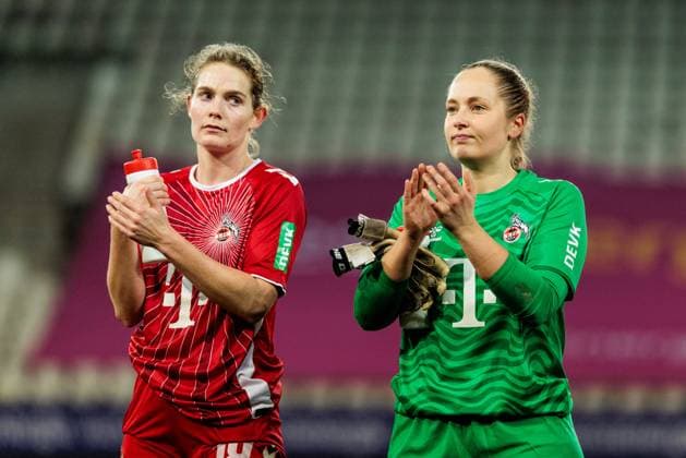 GOOGLE PIXEL Frauen Bundesliga, SGS Essen - 1. FC Köln; 11.02.2025 Taylor Ziemer (1. FC Köln, 18), Aurora Mikalsen (1. FC Köln, 23) applaudieren Richtung Fans GOOGLE PIXEL Frauen Bundesliga, SGS Essen - 1. FC Köln, Essen, Stadion an der Hafenstrasse am 11.02.2025 DFB REGULATIONS PROHIBIT ANY USE OF PHOTOGRAPHS AS IMAGE SEQUENCES AND OR QUASI-VIDEO. Copyright: xBEAUTIFULxSPORTS Wunderlx