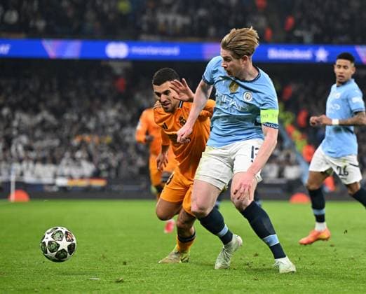 Manchester, England, 11th February 2025. Manchester City™s Kevin De Bruyne with Real Madrid s Dani Ceballos during the UEFA Champions League match at the Etihad Stadium, Manchester. Picture credit should read: Cody Froggatt Sportimage EDITORIAL USE ONLY. No use with unauthorised audio, video, data, fixture lists, club league logos or live services. Online in-match use limited to 120 images, no video emulation. No use in betting, games or single club league player publications. SPI_CF_039_Man_City_Real_Madrid SPI-3675-0077