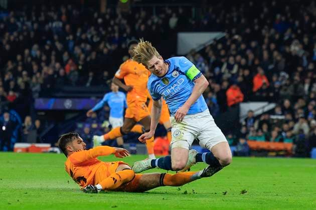 Manchester City v Real Madrid Champions League 11 02 2025. Kevin De Bruyne (17) of Manchester City is fouled by Raul Asencio (35) of Real Madrid during the Champions League match between Manchester City and Real Madrid at the Etihad Stadium, Manchester, England on 11 February 2025. Manchester Etihad Stadium Manchester England Editorial use only , Copyright: xConorxMolloyx PSI-21439-0030