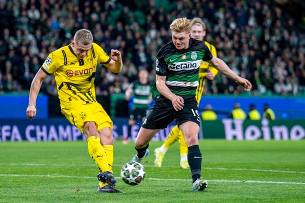 11.02.2025, Fussball: UEFA Champions League, Saison 2024 2025, Play Offs, Hinspiel, Sporting CP Lissabon - Borussia Dortmuna im Estadio Jose Alvalade in Lissabon. Dortmunds Julian Ryerson (l) und Lissabons Conrad Harder kämpfen um den Ball. Foto: Kirchner-Media Thomas Haesler WICHTIGER HINWEIS: Gemäß den Vorgaben der UEFA ist es untersagt, in dem Stadion und oder vom Spiel angefertigte Fotoaufnahmen in Form von Sequenzbildern und oder videoähnlichen Fotostrecken zu verwerten bzw. verwerten zu lassen. Copyright: xKirchner-Media ThomasxHaeslerx