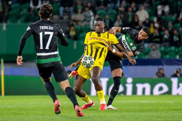 11.02.2025, Fussball: UEFA Champions League, Saison 2024 2025, Play Offs, Hinspiel, Sporting CP Lissabon - Borussia Dortmuna im Estadio Jose Alvalade in Lissabon. Dortmunds Serhou Guirassy (l) und Lissabons Jeremiah St. Juste kämpfen um den Ball. Foto: Kirchner-Media Thomas Haesler WICHTIGER HINWEIS: Gemäß den Vorgaben der UEFA ist es untersagt, in dem Stadion und oder vom Spiel angefertigte Fotoaufnahmen in Form von Sequenzbildern und oder videoähnlichen Fotostrecken zu verwerten bzw. verwerten zu lassen. Copyright: xKirchner-Media ThomasxHaeslerx