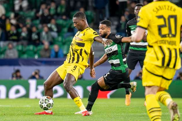 11.02.2025, Fussball: UEFA Champions League, Saison 2024 2025, Play Offs, Hinspiel, Sporting CP Lissabon - Borussia Dortmuna im Estadio Jose Alvalade in Lissabon. Dortmunds Serhou Guirassy (l) und Lissabons Jeremiah St. Juste kämpfen um den Ball. Foto: Kirchner-Media Thomas Haesler WICHTIGER HINWEIS: Gemäß den Vorgaben der UEFA ist es untersagt, in dem Stadion und oder vom Spiel angefertigte Fotoaufnahmen in Form von Sequenzbildern und oder videoähnlichen Fotostrecken zu verwerten bzw. verwerten zu lassen. Copyright: xKirchner-Media ThomasxHaeslerx