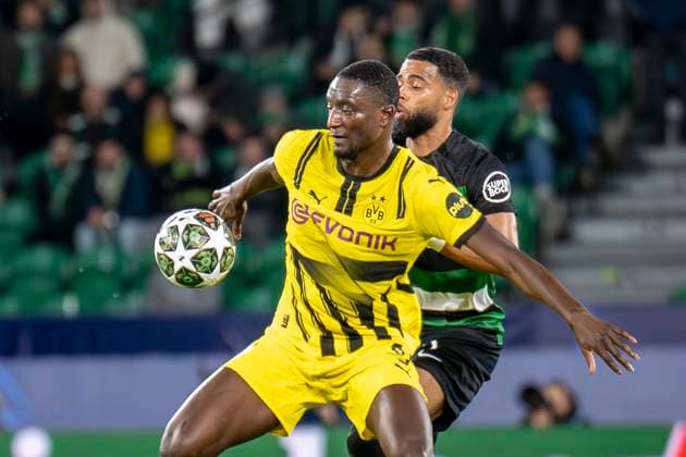 Sport Bilder des Tages 11.02.2025, Fussball: UEFA Champions League, Saison 2024 2025, Play Offs, Hinspiel, Sporting CP Lissabon - Borussia Dortmuna im Estadio Jose Alvalade in Lissabon. Dortmunds Serhou Guirassy (l) und Lissabons Jeremiah St. Juste kämpfen um den Ball. Foto: Kirchner-Media Thomas Haesler WICHTIGER HINWEIS: Gemäß den Vorgaben der UEFA ist es untersagt, in dem Stadion und oder vom Spiel angefertigte Fotoaufnahmen in Form von Sequenzbildern und oder videoähnlichen Fotostrecken zu verwerten bzw. verwerten zu lassen. Copyright: xKirchner-Media ThomasxHaeslerx