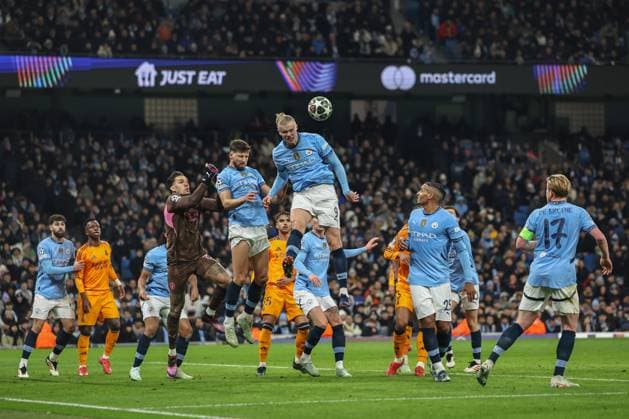 UEFA Champions League Knockout Round Play-off Manchester City v Real Madrid Erling Haaland of Manchester City heads the ball clear from a Real Madrid corner during the UEFA Champions League Knockout Round Play-off Manchester City v Real Madrid at Etihad Stadium, Manchester, United Kingdom, 11th February 2025 (Photo by Mark Cosgrove News Images) Manchester Etihad Stadium Manchester United, ManU Kingdom Copyright: xMarkxCosgrove NewsxImagesx