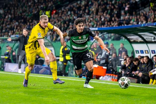11.02.2025, Fussball: UEFA Champions League, Saison 2024 2025, Play Offs, Hinspiel, Sporting CP Lissabon - Borussia Dortmuna im Estadio Jose Alvalade in Lissabon. Dortmunds Julian Ryerson (l) und Lissabons Joao Simoes kämpfen um den Ball. Foto: Kirchner-Media Thomas Haesler WICHTIGER HINWEIS: Gemäß den Vorgaben der UEFA ist es untersagt, in dem Stadion und oder vom Spiel angefertigte Fotoaufnahmen in Form von Sequenzbildern und oder videoähnlichen Fotostrecken zu verwerten bzw. verwerten zu lassen. Copyright: xKirchner-Media ThomasxHaeslerx