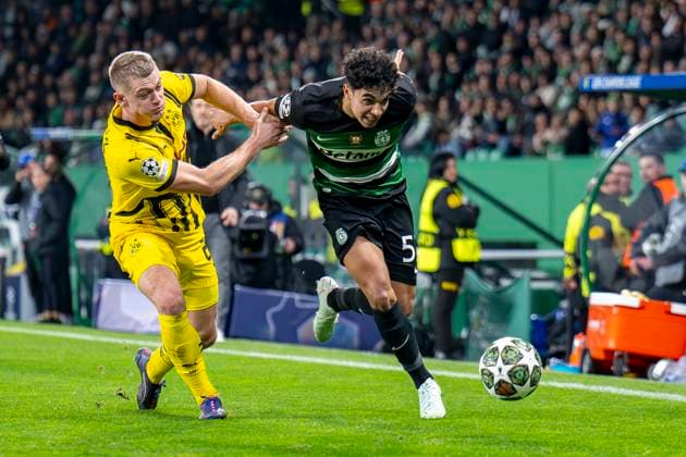 11.02.2025, Fussball: UEFA Champions League, Saison 2024 2025, Play Offs, Hinspiel, Sporting CP Lissabon - Borussia Dortmuna im Estadio Jose Alvalade in Lissabon. Dortmunds Julian Ryerson (l) und Lissabons Joao Simoes kämpfen um den Ball. Foto: Kirchner-Media Thomas Haesler WICHTIGER HINWEIS: Gemäß den Vorgaben der UEFA ist es untersagt, in dem Stadion und oder vom Spiel angefertigte Fotoaufnahmen in Form von Sequenzbildern und oder videoähnlichen Fotostrecken zu verwerten bzw. verwerten zu lassen. Copyright: xKirchner-Media ThomasxHaeslerx