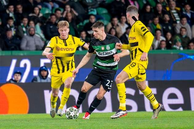 11.02.2025, Fussball: UEFA Champions League, Saison 2024 2025, Play Offs, Hinspiel, Sporting CP Lissabon - Borussia Dortmuna im Estadio Jose Alvalade in Lissabon. Dortmunds Daniel Svensson (l-r), Lissabons Ivan Fresneda kämpfen um den Ball. Foto: Kirchner-Media Thomas Haesler WICHTIGER HINWEIS: Gemäß den Vorgaben der UEFA ist es untersagt, in dem Stadion und oder vom Spiel angefertigte Fotoaufnahmen in Form von Sequenzbildern und oder videoähnlichen Fotostrecken zu verwerten bzw. verwerten zu lassen. Copyright: xKirchner-Media ThomasxHaeslerx