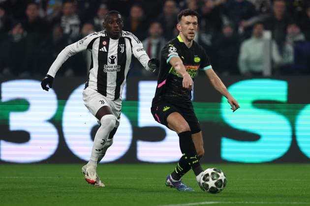 Ivan Perisic (PSV Eindhoven) und Randal Kolo Muani (Juventus FC) battle for the ball, UEFA Champions League 2024 25 League Knockout Play-off First Leg, Juventus Turin v PSV, Allianz Stadium, February 11, 2025, Turin, Italy.