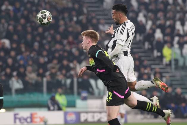 Nico Gonzalez (Juventus FC) dangerous action on head during Juventus FC vs PSV Eindhoven, UEFA Champions League football match in Turin, Italy, February 11 2025  Copyright: xClaudioxBenedetto IPAxSportx xipa-agency.netx xx IPA_53945388 IPA_Agency_IPA53945388
