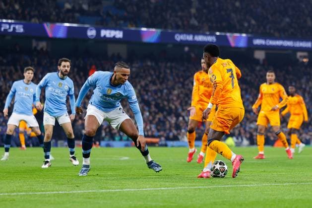February 11, 2025, Manchester, Manchester, ENGLAND: Vinicius Junior of Real Madrid and Manuel Akanji of Manchester City in action during the UEFA Champions League 2024 25 League Knockout Play-off First Leg match between Manchester City and Real Madrid at Manchester City Stadium on February 11, 2025, in Manchester, England. Manchester ENGLAND - ZUMAa181 20250211_zaa_a181_142 Copyright: xDennisxAgyemanx