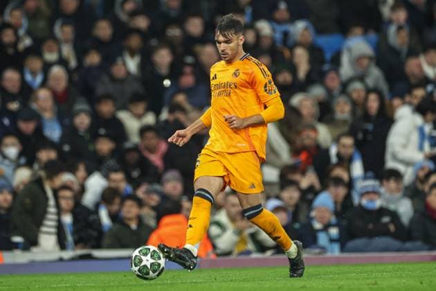 UEFA Champions League Knockout Round Play-off Manchester City v Real Madrid Raul Asencio of Real Madrid passes the ball during the UEFA Champions League Knockout Round Play-off Manchester City v Real Madrid at Etihad Stadium, Manchester, United Kingdom, 11th February 2025 (Photo by Mark Cosgrove News Images) Manchester Etihad Stadium Manchester United, ManU Kingdom Copyright: xMarkxCosgrove NewsxImagesx