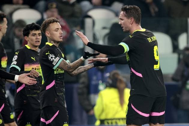 TURINE - (l-r) Noa Lang of PSV Eindhoven, Luuk de Jong of PSV Eindhoven celebrate 1-1 during the UEFA Champions league playoff match between Juventus FC and PSV Eindhoven at the Allianz stadium on Feb. 11, 2025 in Turin, Italy. ANP JEROEN PUTMANS UEFA Champions League 2024 25 League Knockout Play-off First Leg 2024 25 xVIxANPxSportx xxANPxIVx 519729828 originalFilename: 519729828.jpg
