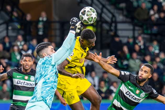 11.02.2025, Fussball: UEFA Champions League, Saison 2024 2025, Play Offs, Hinspiel, Sporting CP Lissabon - Borussia Dortmuna im Estadio Jose Alvalade in Lissabon. Lissabons Torwart Rui Silva und Dortmunds Serhou Guirassy kämpfen um den Ball. Foto: Kirchner-Media Thomas Haesler WICHTIGER HINWEIS: Gemäß den Vorgaben der UEFA ist es untersagt, in dem Stadion und oder vom Spiel angefertigte Fotoaufnahmen in Form von Sequenzbildern und oder videoähnlichen Fotostrecken zu verwerten bzw. verwerten zu lassen. Copyright: xKirchner-Media ThomasxHaeslerx
