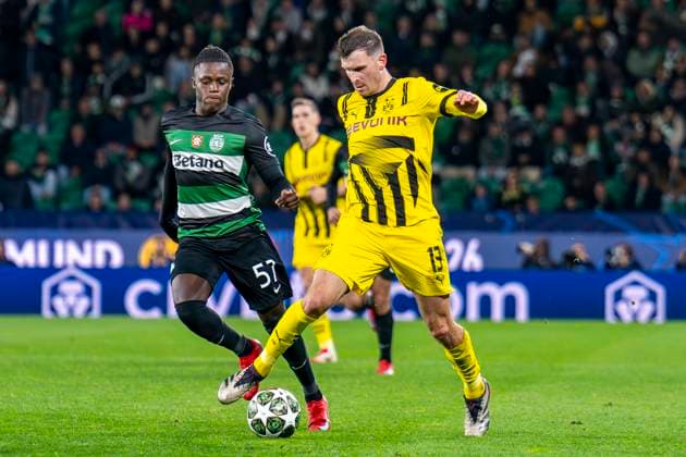 11.02.2025, Fussball: UEFA Champions League, Saison 2024 2025, Play Offs, Hinspiel, Sporting CP Lissabon - Borussia Dortmuna im Estadio Jose Alvalade in Lissabon. Lissabons Geovany Quenda (l) und Dortmunds Pascal Groß kämpfen um den Ball. Foto: Kirchner-Media Thomas Haesler WICHTIGER HINWEIS: Gemäß den Vorgaben der UEFA ist es untersagt, in dem Stadion und oder vom Spiel angefertigte Fotoaufnahmen in Form von Sequenzbildern und oder videoähnlichen Fotostrecken zu verwerten bzw. verwerten zu lassen. Copyright: xKirchner-Media ThomasxHaeslerx