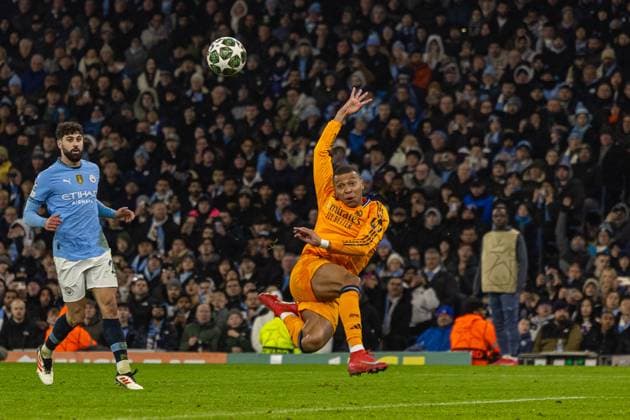 Football - UEFA Champions League - Knockout phase play-off 1st Leg - Manchester City FC v Real Madrid CF MANCHESTER, ENGLAND - Tuesday, February 11, 2025: Real Madrid s Kylian MbappÃ scores the first equalising goal during the UEFA Champions League Knockout phase play-off 1st Leg match between Manchester City FC and Real Madrid CF at the City of Manchester Stadium. (Photo by David Rawcliffe Propaganda) MANCHESTER City of Manchester Stadium GREATER MANCHESTER ENGLAND  Copyright: xDavidxRawcliffex P2025-02-11-Man_City_Real_Madrid-31