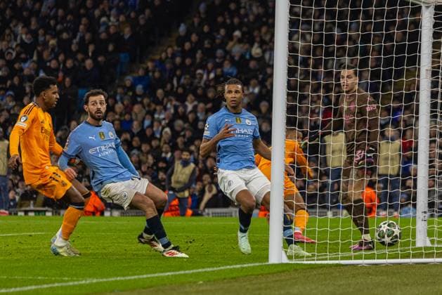 Football - UEFA Champions League - Knockout phase play-off 1st Leg - Manchester City FC v Real Madrid CF MANCHESTER, ENGLAND - Tuesday, February 11, 2025: Real Madrid s Kylian MbappÃ scores the first equalising goal during the UEFA Champions League Knockout phase play-off 1st Leg match between Manchester City FC and Real Madrid CF at the City of Manchester Stadium. (Photo by David Rawcliffe Propaganda) MANCHESTER City of Manchester Stadium GREATER MANCHESTER ENGLAND  Copyright: xDavidxRawcliffex P2025-02-11-Man_City_Real_Madrid-33