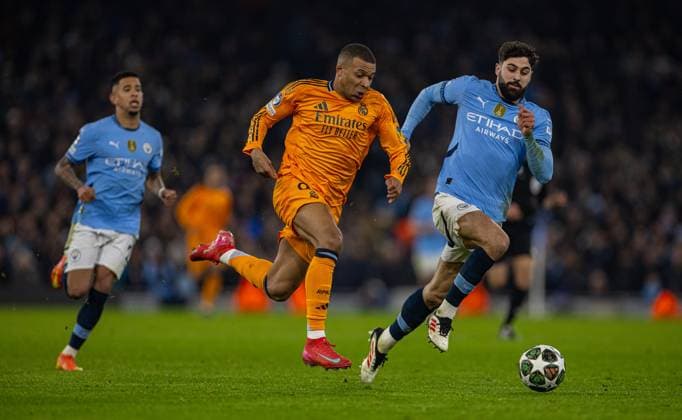 Football - UEFA Champions League - Knockout phase play-off 1st Leg - Manchester City FC v Real Madrid CF MANCHESTER, ENGLAND - Tuesday, February 11, 2025: Real Madrid s Kylian MbappÃ (L) is challenged by Manchester City s JoÅ¡ko Gvardiol during the UEFA Champions League Knockout phase play-off 1st Leg match between Manchester City FC and Real Madrid CF at the City of Manchester Stadium. (Photo by David Rawcliffe Propaganda) MANCHESTER City of Manchester Stadium GREATER MANCHESTER ENGLAND  Copyright: xDavidxRawcliffex P2025-02-11-Man_City_Real_Madrid-34