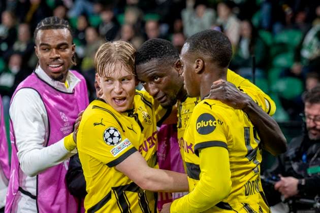 11.02.2025, Fussball: UEFA Champions League, Saison 2024 2025, Play Offs, Hinspiel, Sporting CP Lissabon - Borussia Dortmuna im Estadio Jose Alvalade in Lissabon. Dortmunds Carney Chukwuemeka (l-r), Dortmunds Daniel Svensson, Dortmunds Serhou Guirassy und Dortmunds Jamie Gittens jubeln nach dem Tor zum 0:1. Foto: Kirchner-Media Thomas Haesler WICHTIGER HINWEIS: Gemäß den Vorgaben der UEFA ist es untersagt, in dem Stadion und oder vom Spiel angefertigte Fotoaufnahmen in Form von Sequenzbildern und oder videoähnlichen Fotostrecken zu verwerten bzw. verwerten zu lassen. Copyright: xKirchner-Media ThomasxHaeslerx