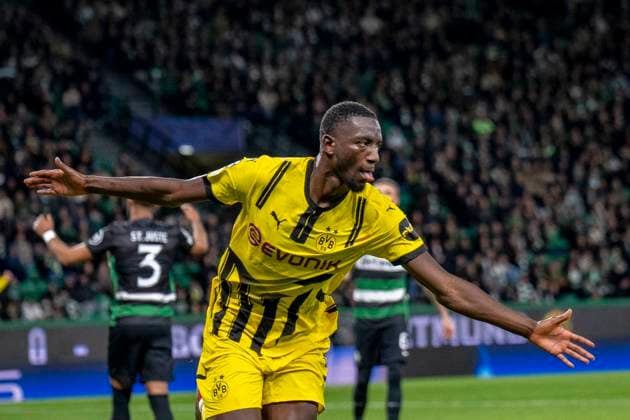 11.02.2025, Fussball: UEFA Champions League, Saison 2024 2025, Play Offs, Hinspiel, Sporting CP Lissabon - Borussia Dortmuna im Estadio Jose Alvalade in Lissabon. Dortmunds Serhou Guirassy jubelt nach seinem Tor zum 0:1. Foto: Kirchner-Media Thomas Haesler WICHTIGER HINWEIS: Gemäß den Vorgaben der UEFA ist es untersagt, in dem Stadion und oder vom Spiel angefertigte Fotoaufnahmen in Form von Sequenzbildern und oder videoähnlichen Fotostrecken zu verwerten bzw. verwerten zu lassen. Copyright: xKirchner-Media ThomasxHaeslerx