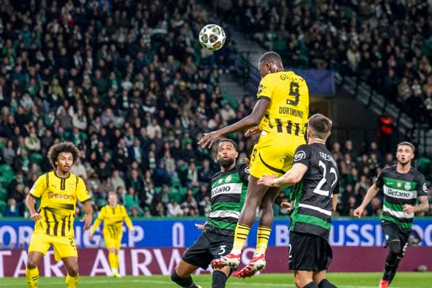 11.02.2025, Fussball: UEFA Champions League, Saison 2024 2025, Play Offs, Hinspiel, Sporting CP Lissabon - Borussia Dortmuna im Estadio Jose Alvalade in Lissabon. Dortmunds Serhou Guirassy erzielt das Tor zum 0:1. Foto: Kirchner-Media Thomas Haesler WICHTIGER HINWEIS: Gemäß den Vorgaben der UEFA ist es untersagt, in dem Stadion und oder vom Spiel angefertigte Fotoaufnahmen in Form von Sequenzbildern und oder videoähnlichen Fotostrecken zu verwerten bzw. verwerten zu lassen. Copyright: xKirchner-Media ThomasxHaeslerx