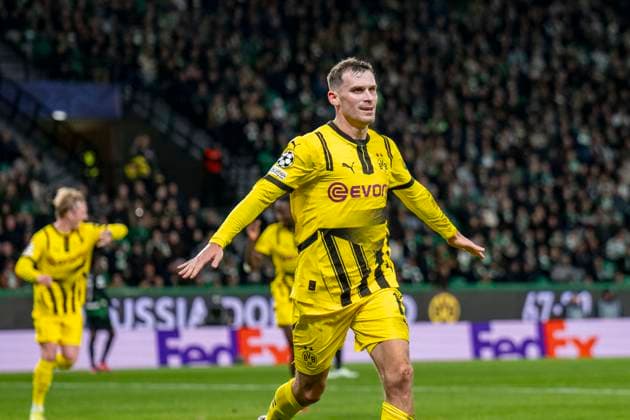 11.02.2025, Fussball: UEFA Champions League, Saison 2024 2025, Play Offs, Hinspiel, Sporting CP Lissabon - Borussia Dortmuna im Estadio Jose Alvalade in Lissabon. Dortmunds Pascal Groß jubelt nach seinem Tor zum 0:2. Foto: Kirchner-Media Thomas Haesler WICHTIGER HINWEIS: Gemäß den Vorgaben der UEFA ist es untersagt, in dem Stadion und oder vom Spiel angefertigte Fotoaufnahmen in Form von Sequenzbildern und oder videoähnlichen Fotostrecken zu verwerten bzw. verwerten zu lassen. Copyright: xKirchner-Media ThomasxHaeslerx
