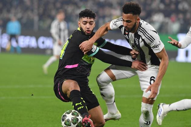Foto IPP Massimo Rana Torino 11-02-2025 Calcio Champions League 2024 2025 playoff partita di andata Juventus-Psv Eindhoven nella foto ismael sibari e lloyd kelly Italy Photo Press - World Copyright italy ITALY  Copyright: xR4924_italyphotopressx