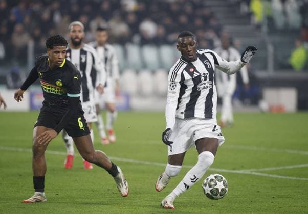 CALCIO - UEFA Champions League - Juventus FC vs PSV Eindhoven Randal Kolo Muani of Juventus FC and Ryan Flamingo of PSV Eindhoven during the Uefa Champions League first leg play offâ??s, football match between Juventus FC and PSV Eindhoven. On 11 February 2025 at Allianz Stadium, Turin, Italy. Photo Nderim Kaceli. Turin Italy  Copyright: xIPAxSport ABACAx