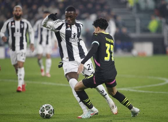 CALCIO - UEFA Champions League - Juventus FC vs PSV Eindhoven Richard Ledezma of PSV Eindhoven and Randal Kolo Muani of Juventus FC during the Uefa Champions League first leg play offâ??s, football match between Juventus FC and PSV Eindhoven. On 11 February 2025 at Allianz Stadium, Turin, Italy. Photo Nderim Kaceli. Turin Italy  Copyright: xIPAxSport ABACAx