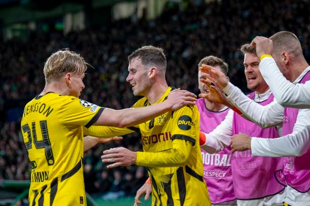11.02.2025, Fussball: UEFA Champions League, Saison 2024 2025, Play Offs, Hinspiel, Sporting CP Lissabon - Borussia Dortmuna im Estadio Jose Alvalade in Lissabon. Dortmunds Daniel Svensson (l) jubelt mit Dortmunds Pascal Groß nach dem Tor zum 0:2. Foto: Kirchner-Media Thomas Haesler WICHTIGER HINWEIS: Gemäß den Vorgaben der UEFA ist es untersagt, in dem Stadion und oder vom Spiel angefertigte Fotoaufnahmen in Form von Sequenzbildern und oder videoähnlichen Fotostrecken zu verwerten bzw. verwerten zu lassen. Copyright: xKirchner-Media ThomasxHaeslerx
