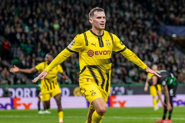 11.02.2025, Fussball: UEFA Champions League, Saison 2024 2025, Play Offs, Hinspiel, Sporting CP Lissabon - Borussia Dortmuna im Estadio Jose Alvalade in Lissabon. Dortmunds Pascal Groß jubelt nach seinem Tor zum 0:2. Foto: Kirchner-Media Thomas Haesler WICHTIGER HINWEIS: Gemäß den Vorgaben der UEFA ist es untersagt, in dem Stadion und oder vom Spiel angefertigte Fotoaufnahmen in Form von Sequenzbildern und oder videoähnlichen Fotostrecken zu verwerten bzw. verwerten zu lassen. Copyright: xKirchner-Media ThomasxHaeslerx